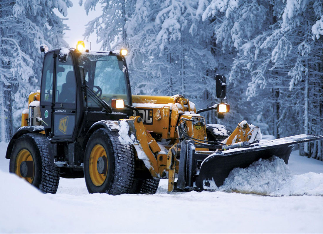 телескопический погрузчик JCB 540 170 с снегоуборочным щитом
