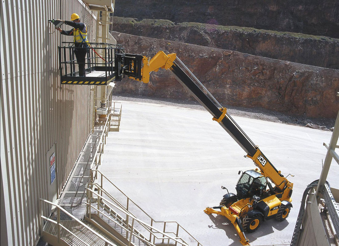 JCB 540 170 при выполнении монтажных работ