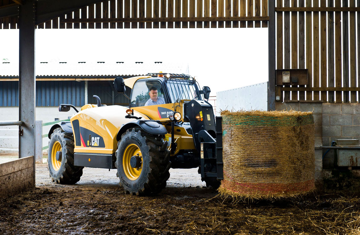 телескопический погрузчик Caterpillar с вилами для сена