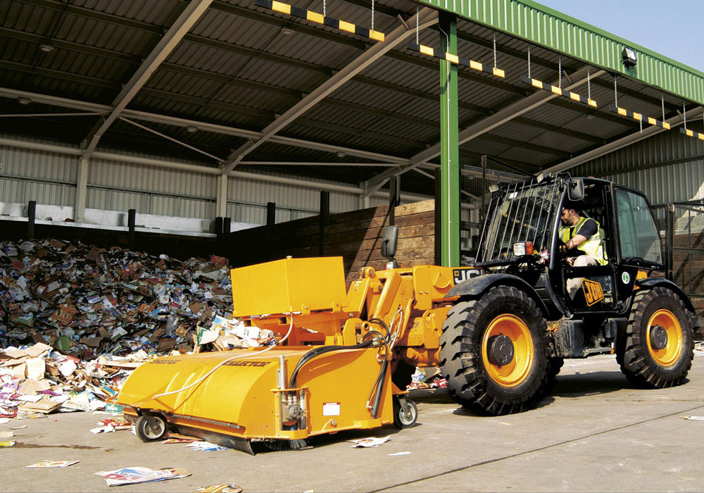 погрузчик JCB телескопический с навесным для уборки улицы