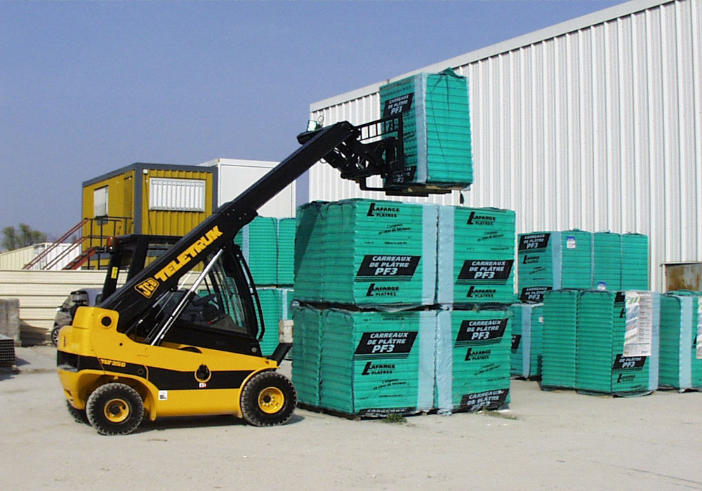 телескопический вилочный погрузчик JCB