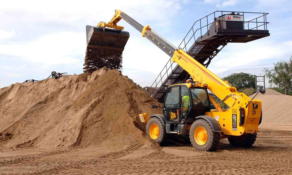 телескопический погрузчик JCB с ковшом для сыпучих