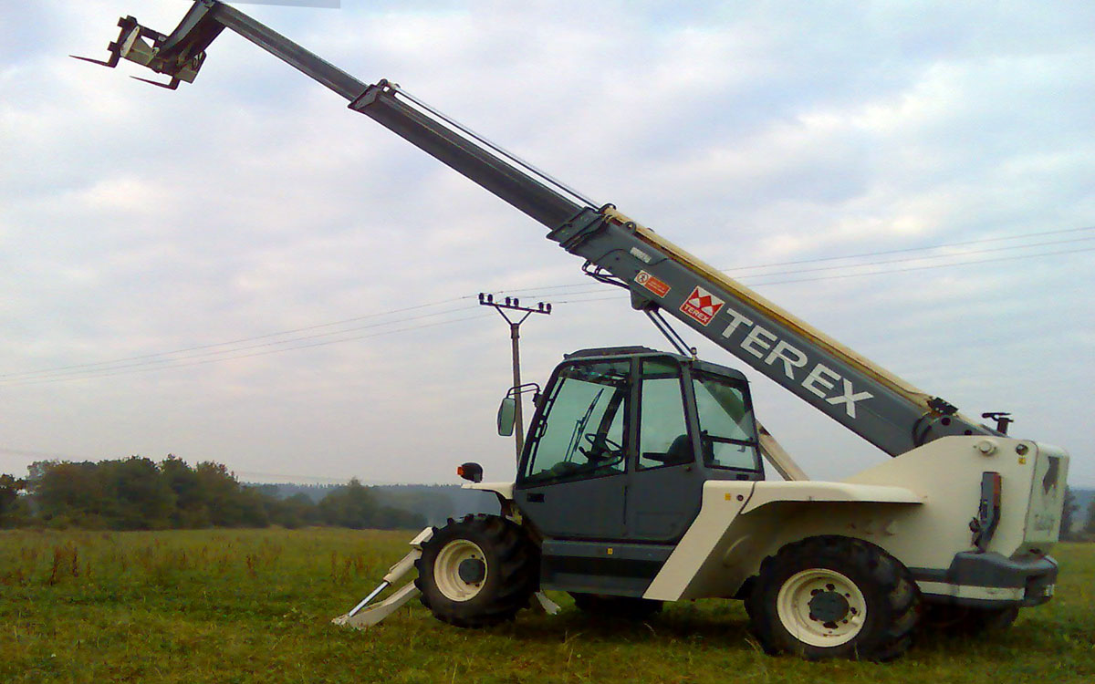 телескопический погрузчик Terex с выдвинутой стрелой