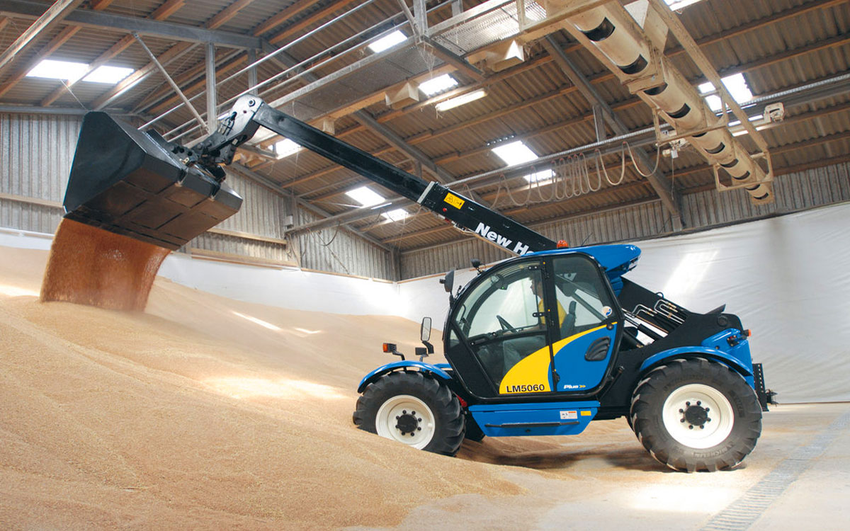 телескопический погрузчик New Holland с ковшом
