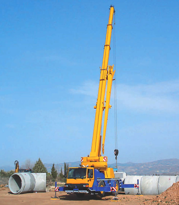 автокран Liebherr 40 тонн с выдвинутой стрелой