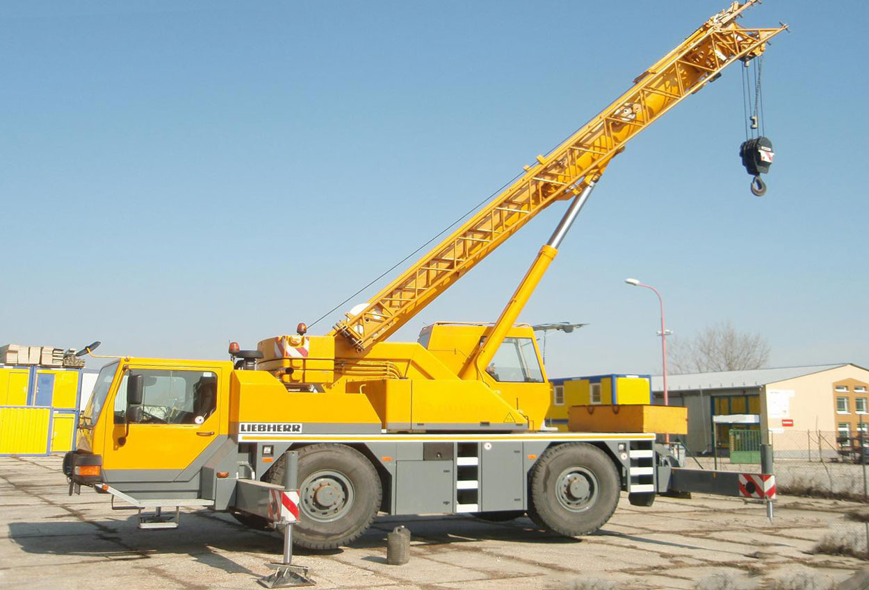 автокран Liebherr 1030 с поднятой стрелой
