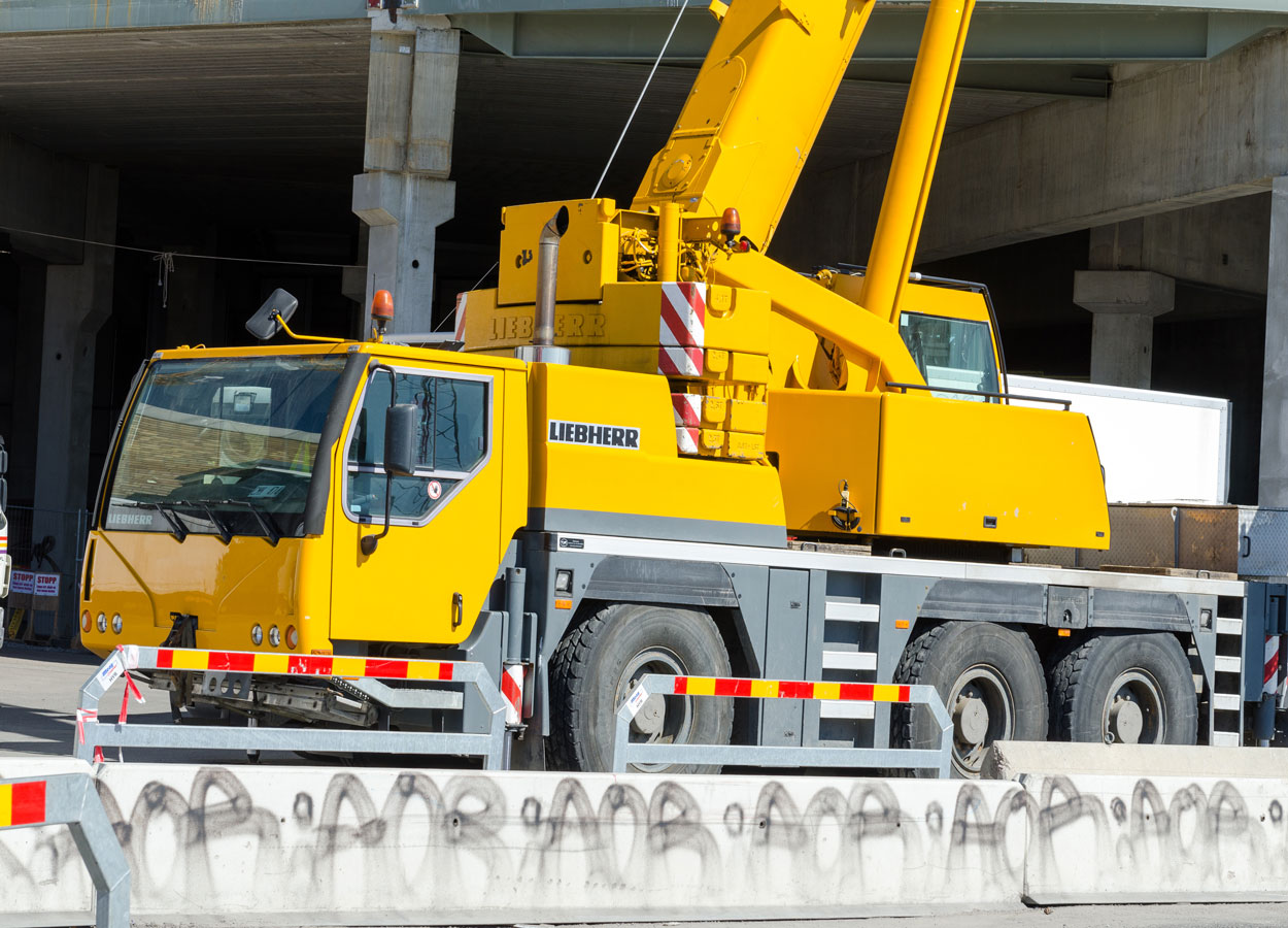 автокран Liebherr LTM 1055 с поднятой стрелой