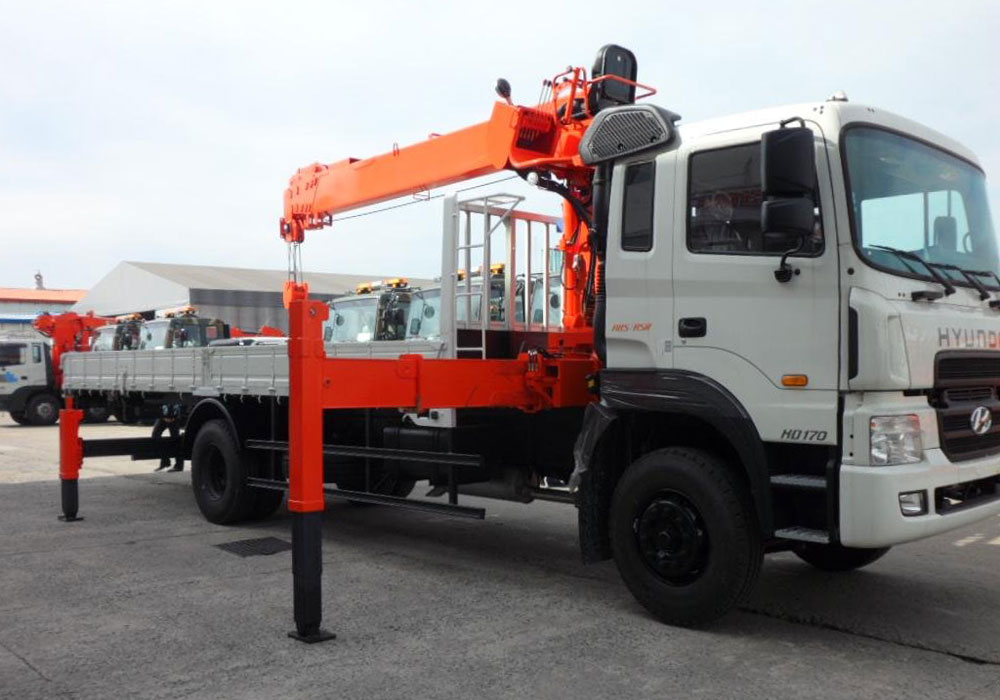 Hyundai HD 170 с манипулятором и выставленными аутригерами