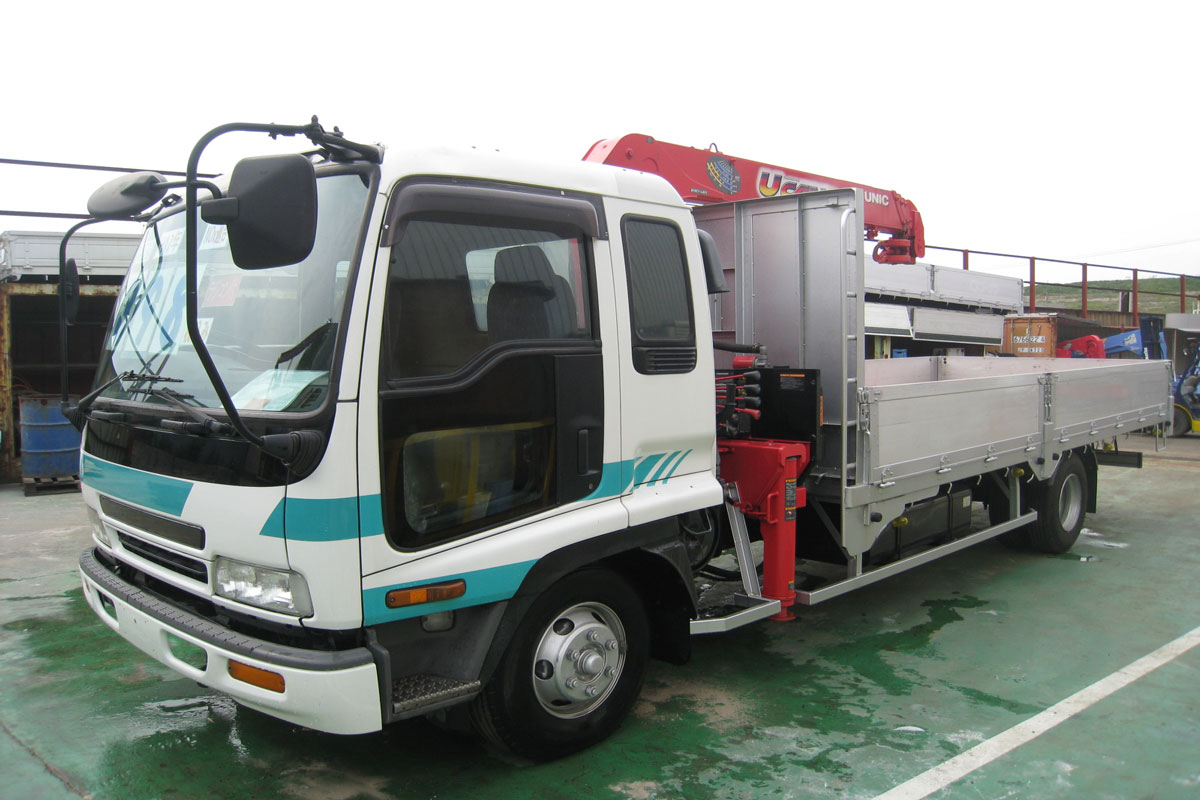 автомобиль Isuzu с краном манипулятором UNIC