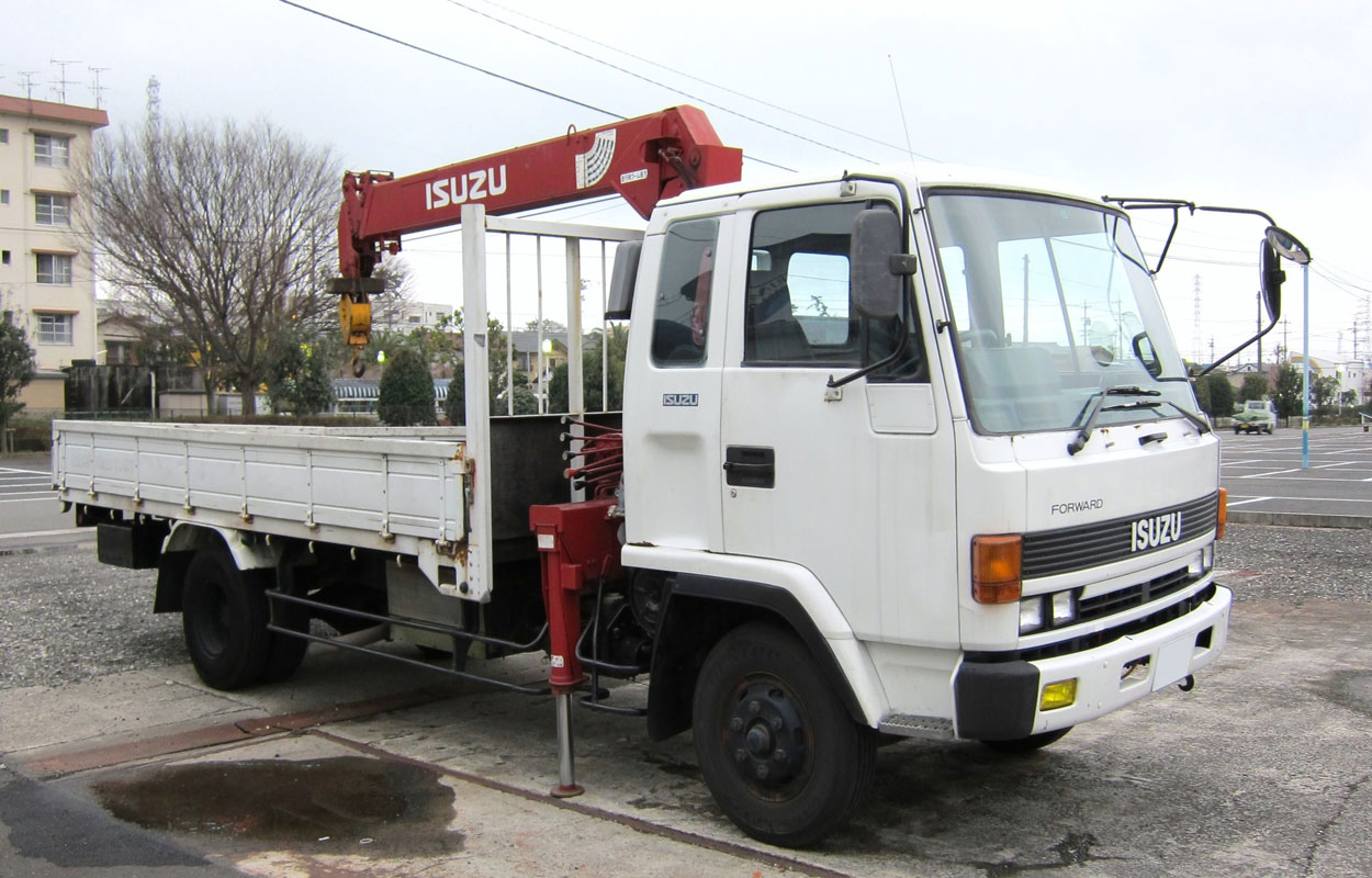 грузовик бортовой с манипулятором Isuzu Forward