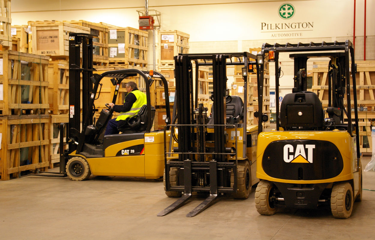 работа вилочных погрузчиков Caterpillar в складе