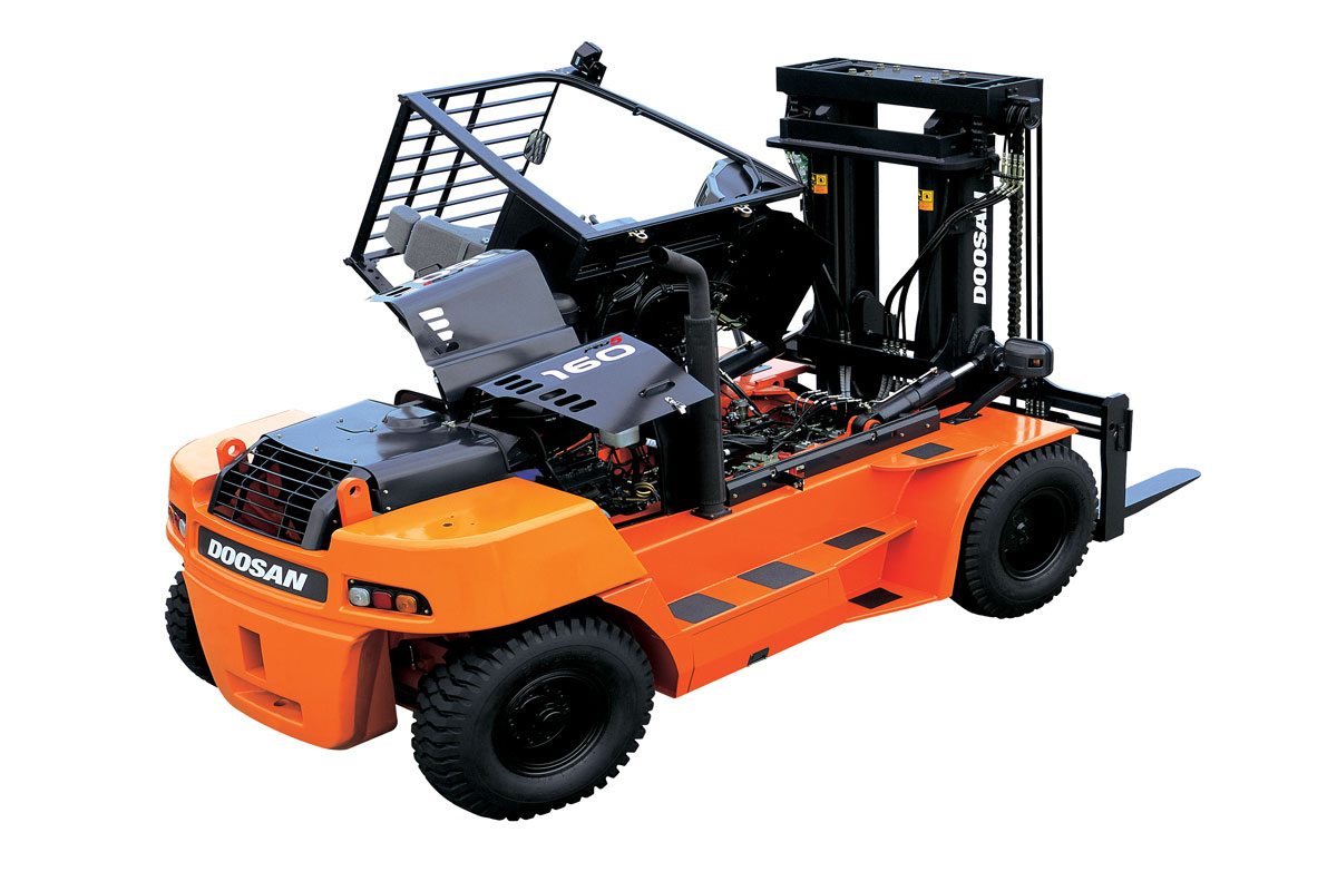 доступ для обслуживания двигателя и трансмиссии на Doosan D160