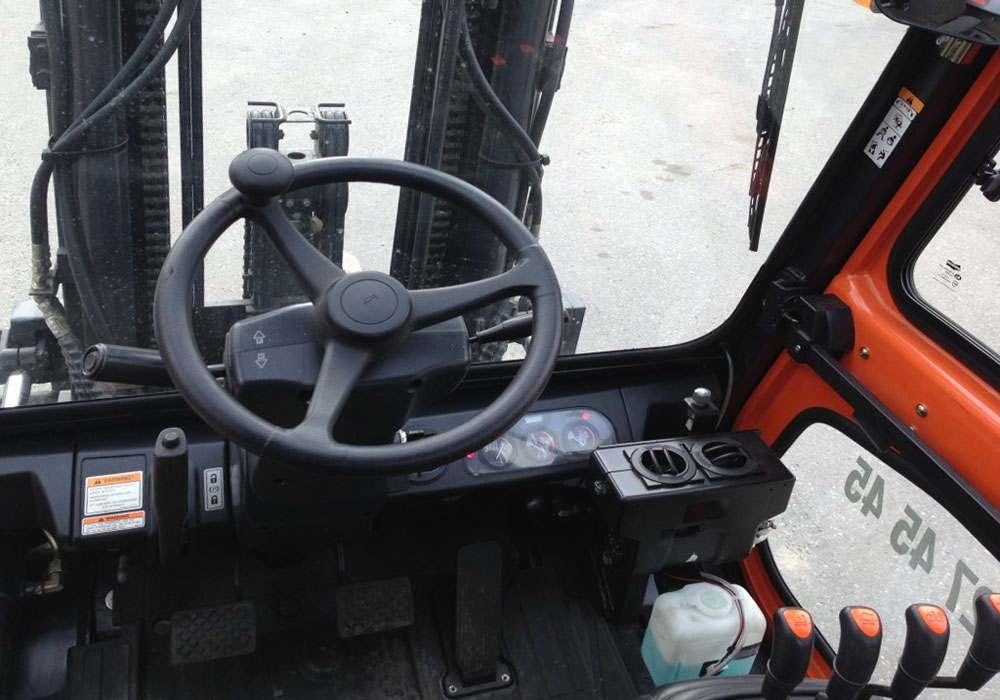 кабина управления погрузчика Doosan внутри