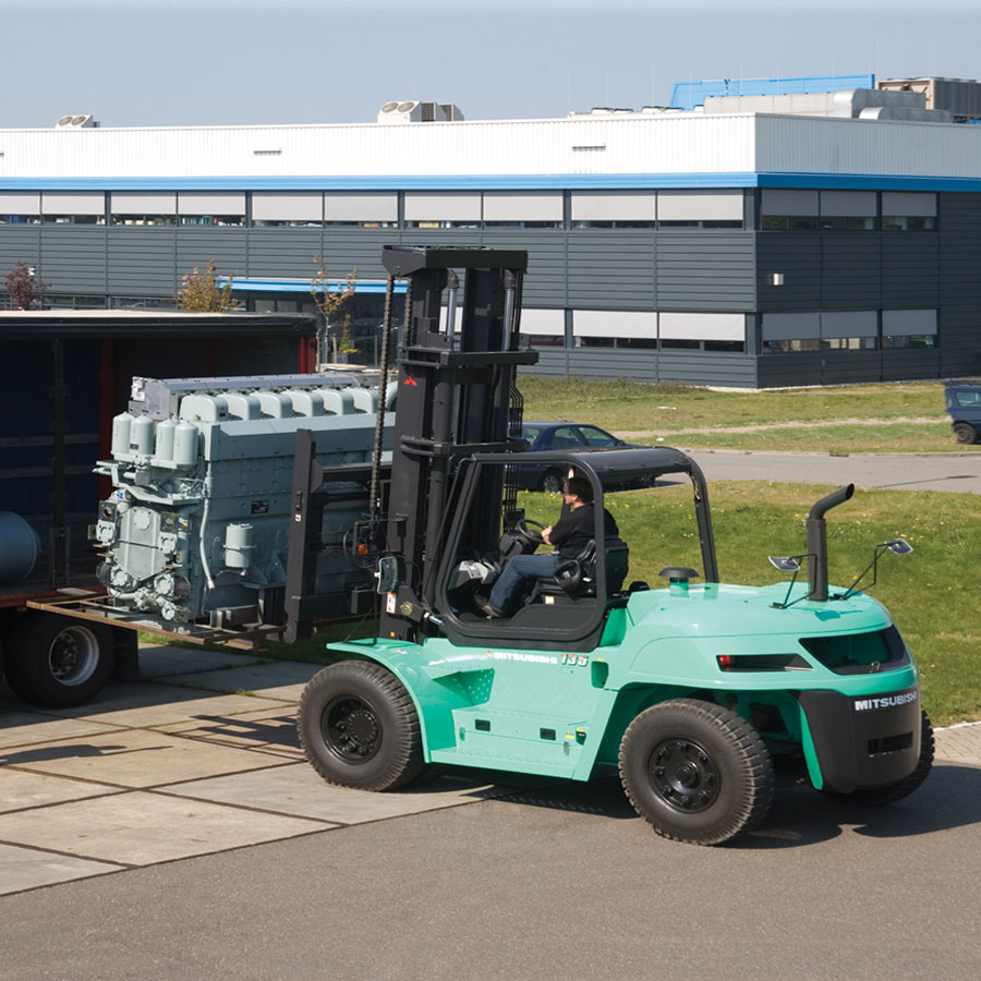 Mitsubushi FD160N во время работы на открытой площадке