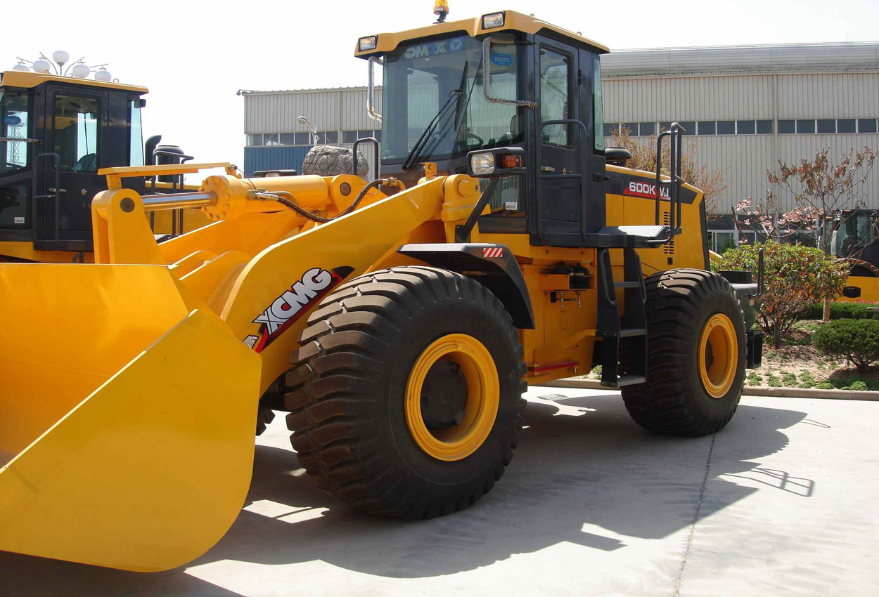 одноковшовый китайский фронтальный погрузчик XCMG LW 600 K