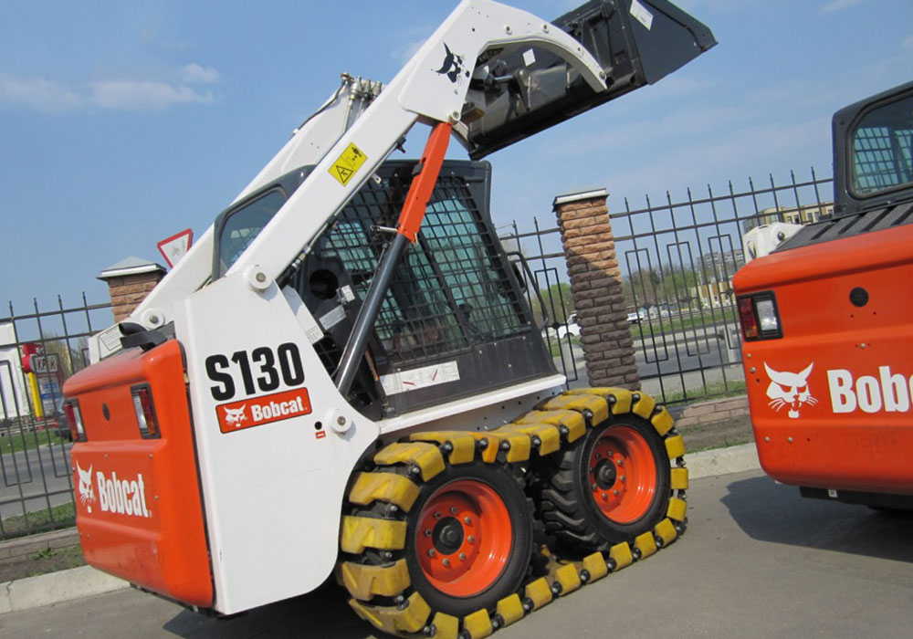 одноковшовый мини погрузчик Bobcat с гусеницами