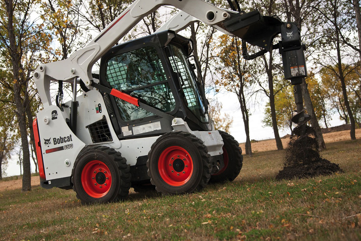 мини фронтальный погрузчик Bobcat S570 с буром
