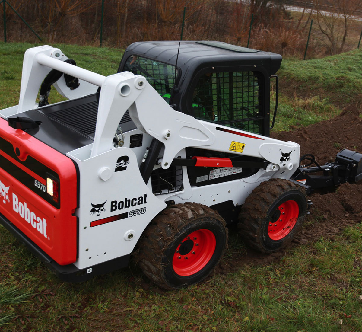 мини погрузчик колесный Bobcat с траншеекопателем