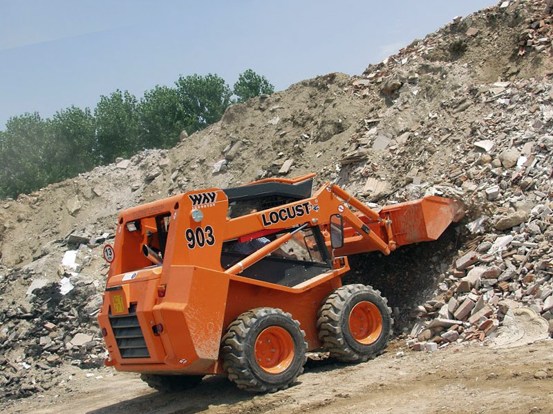 мини погрузчик Locust 903 в карьере