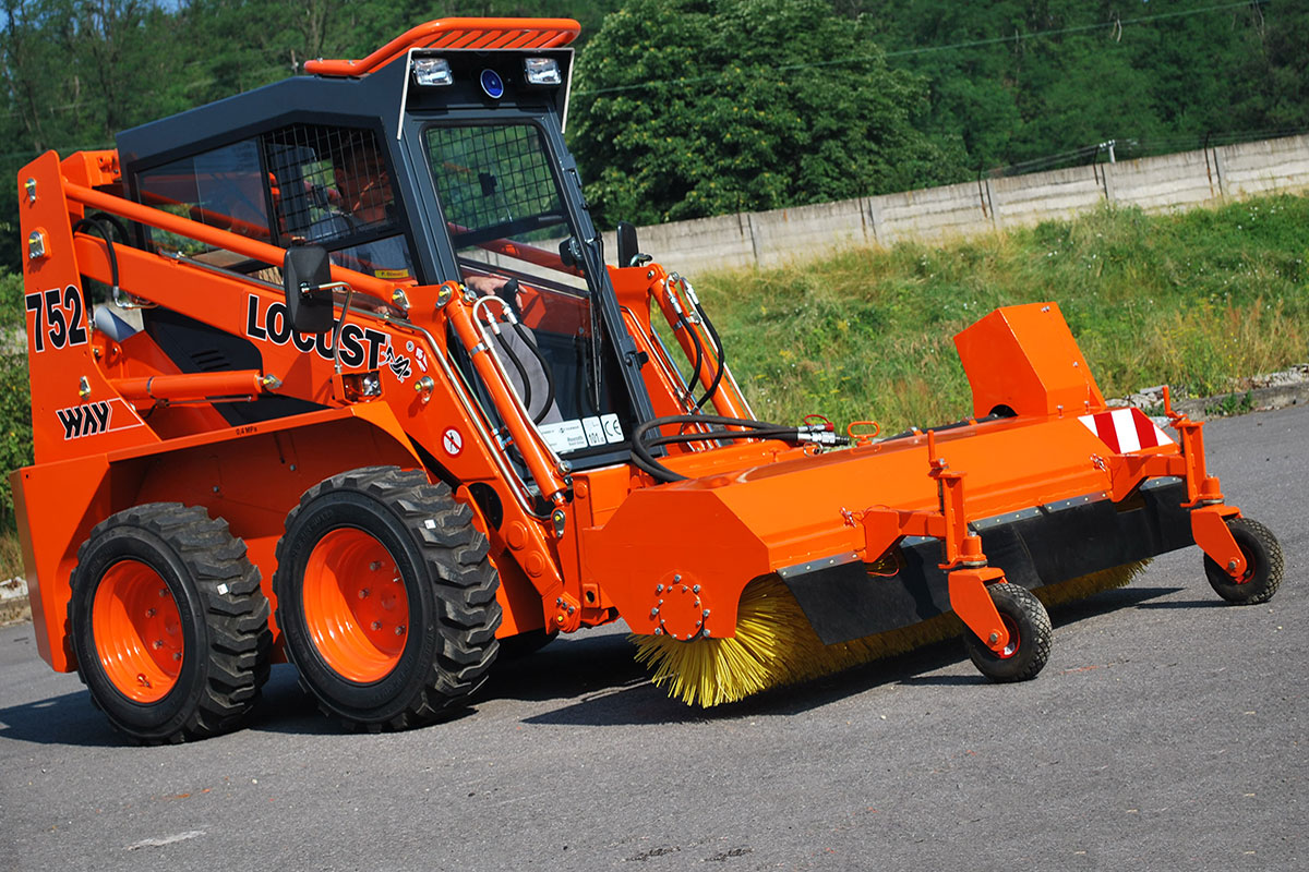 мини погрузчик Locust 752 с дорожной щеткой