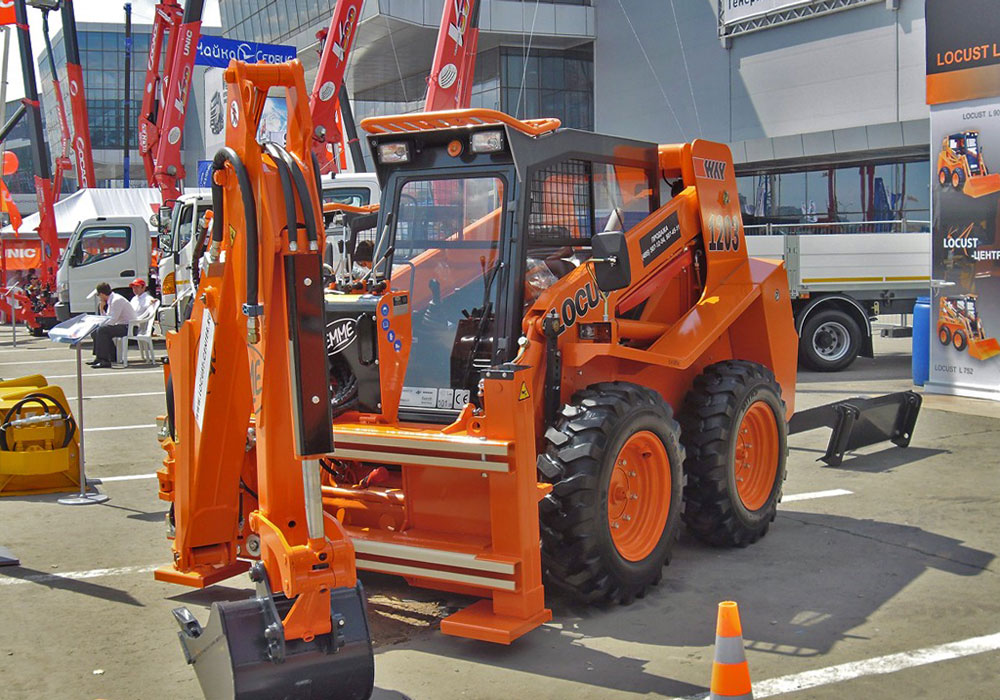 мини погрузчик Locust 1203 с траншеекопателем