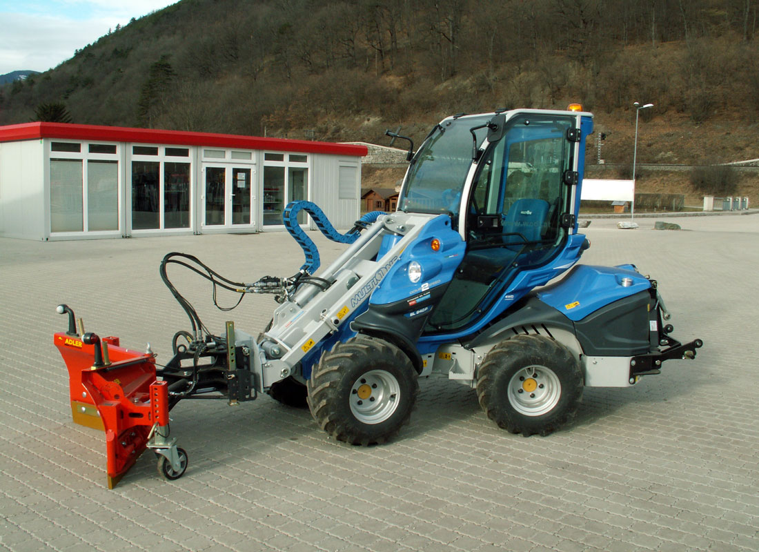 итальянский мини погрузчик Multione SL с отвалом