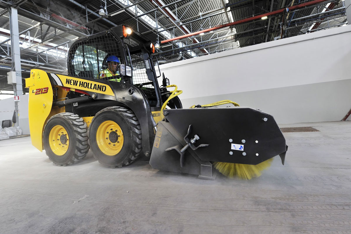 универсальный мини погрузчик New Holland L213