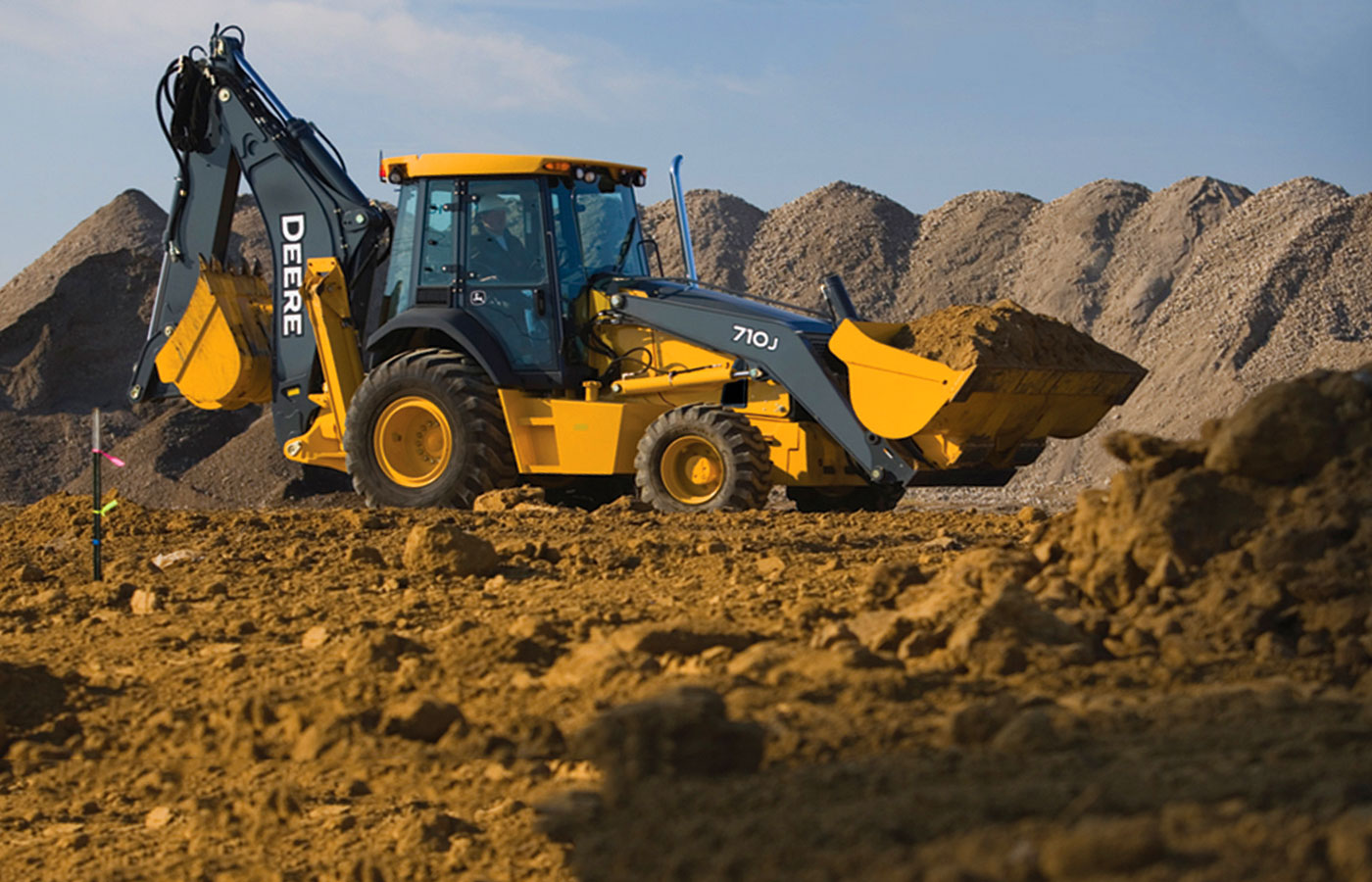 колёсный экскаватор погрузчик John Deere 710J