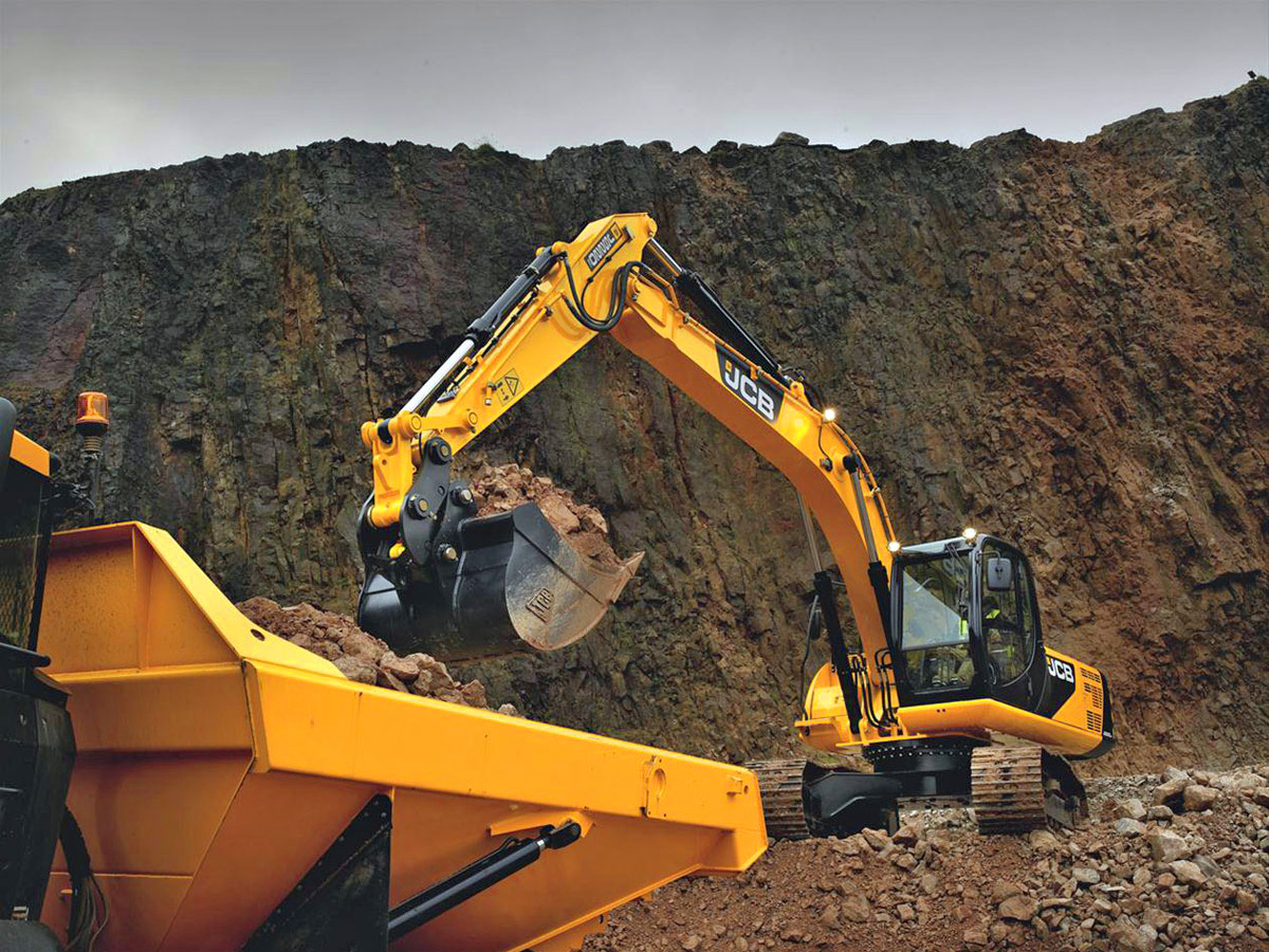 JCB 220 JS в карьере