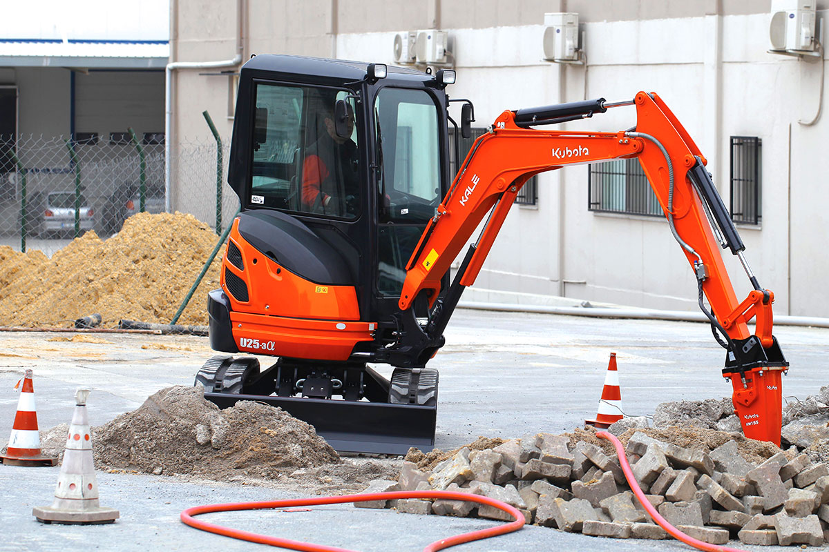 Kubota U25 3 с долбежником