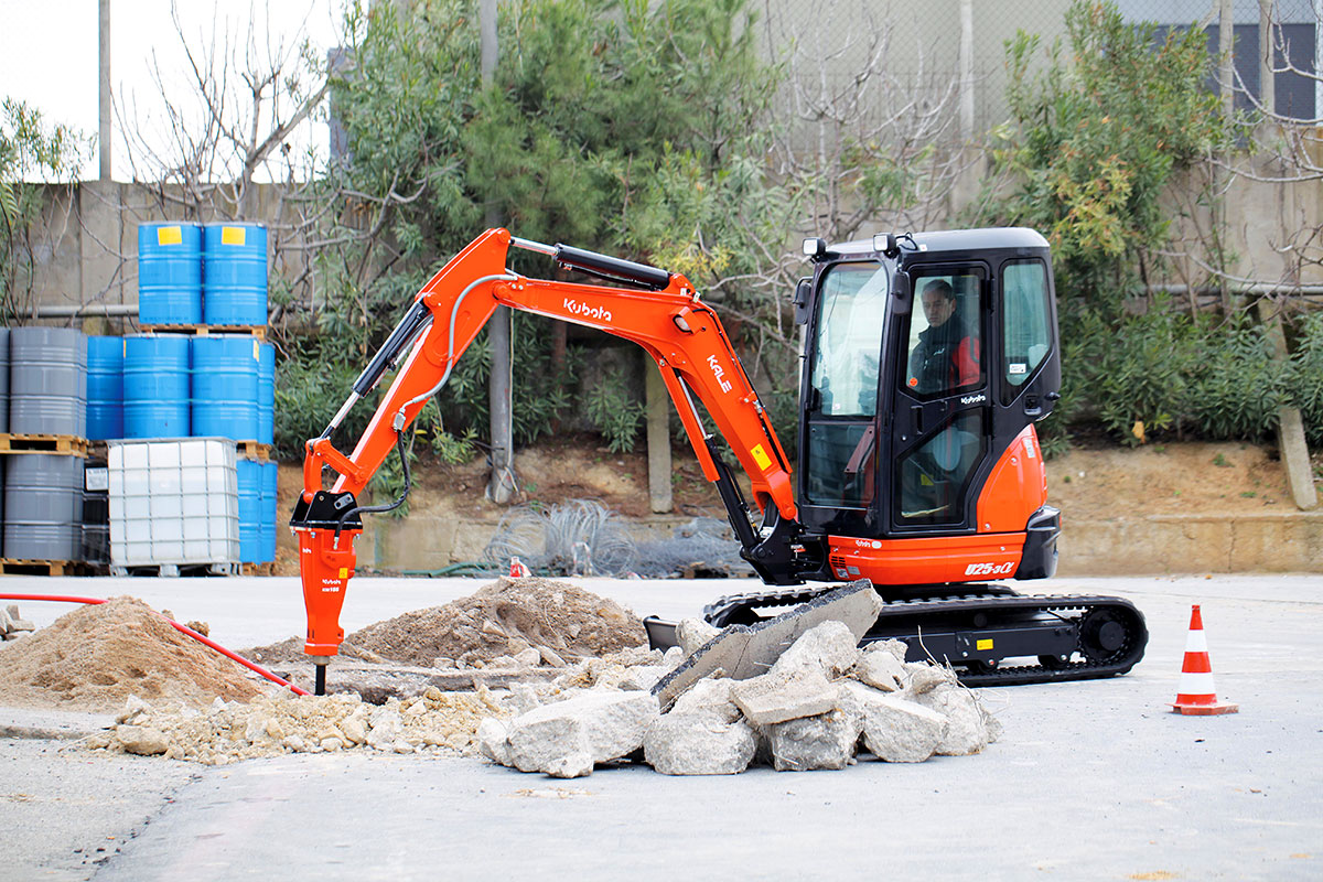 Kubota U25 3 с гидромолотом