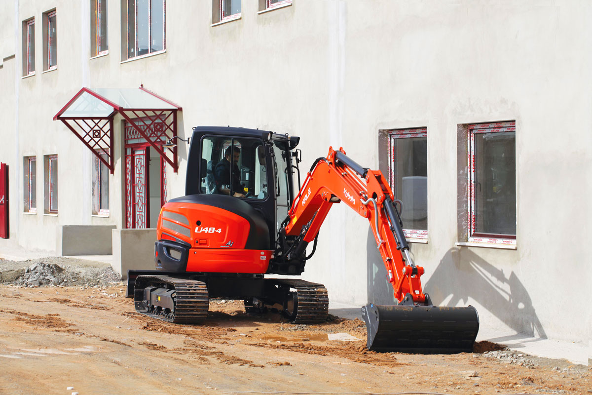 Kubota U48 4 с планировочным ковшом