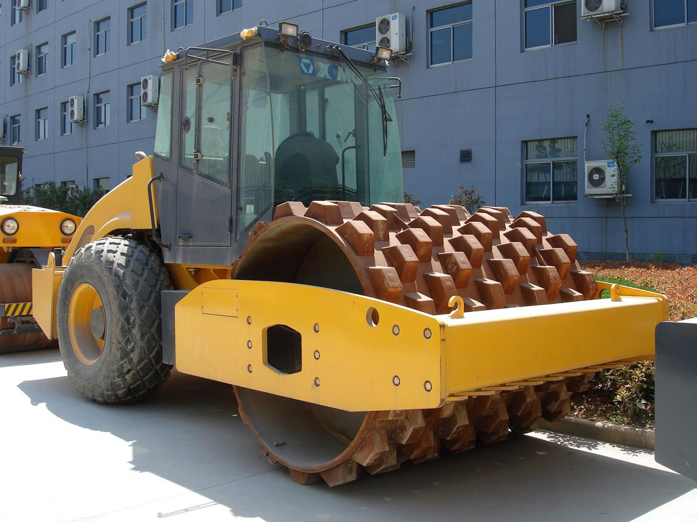 виброкаток XCMG XS142J с рефленым вальцом