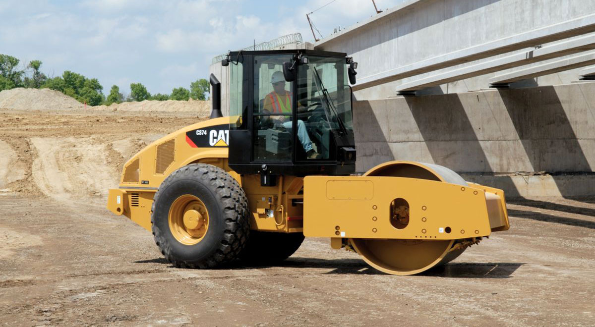 каток Caterpillar CS74