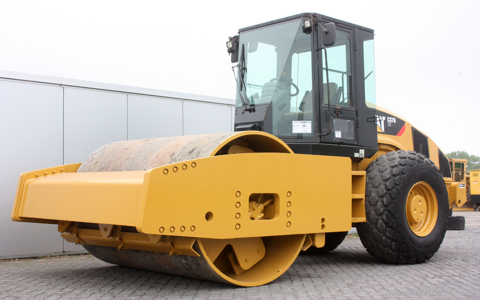 каток Caterpillar CS76