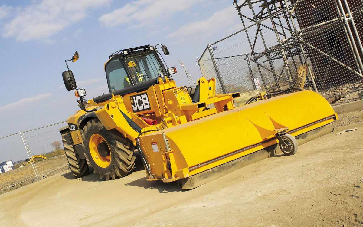 JCB 535 140 с дорожной щеткой